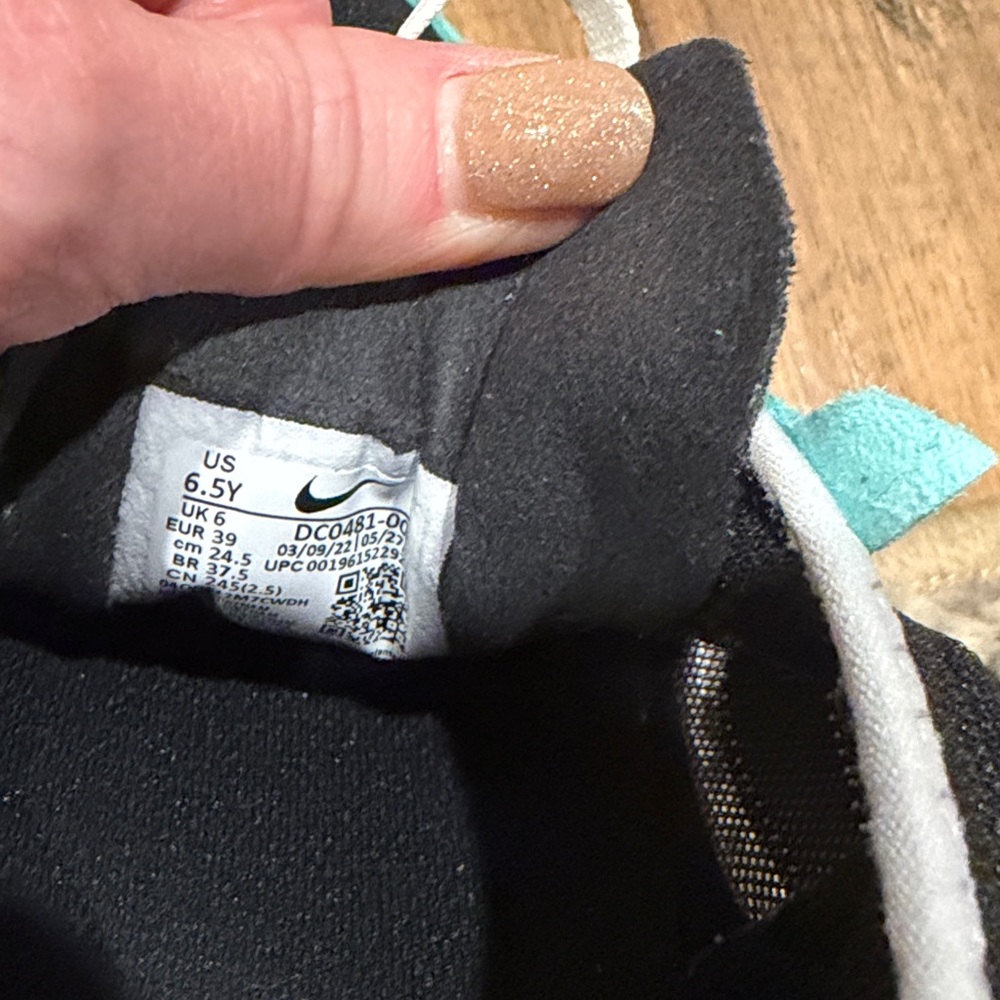 Nike Teal and Black Athletic Shoes - Picture 6 of 6